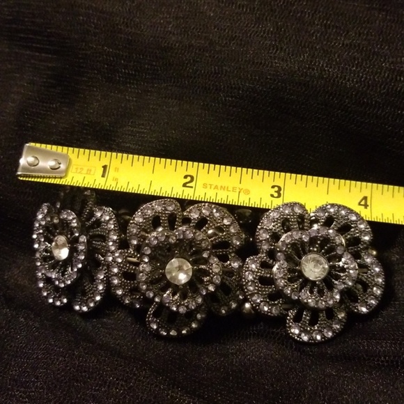 Stretch slip on Texture Flower Bracelet - Picture 5 of 6